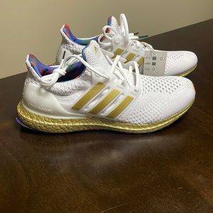 Adidas 8.5 Men’s/ Women’s 9.5